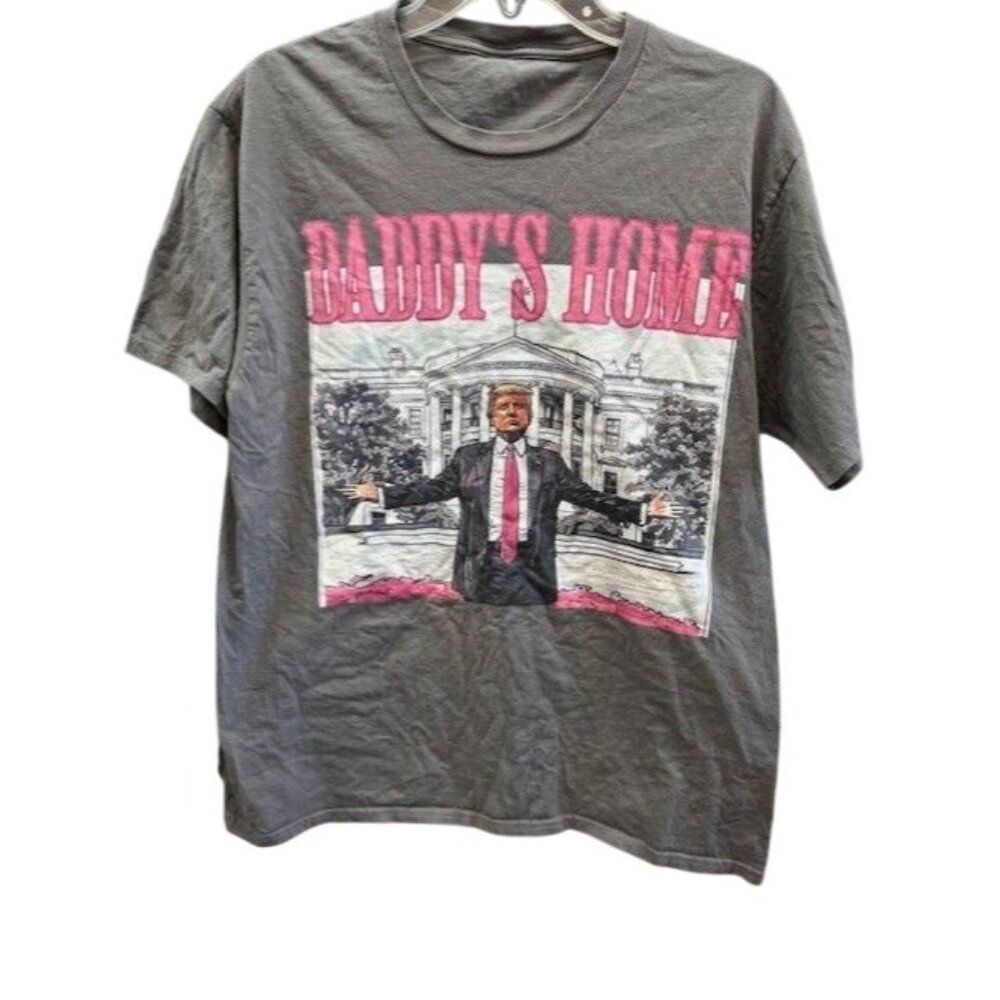 Daddys Home Graphic T-Shirt Featuring White House Scene - Gray Short Sleeve Crew